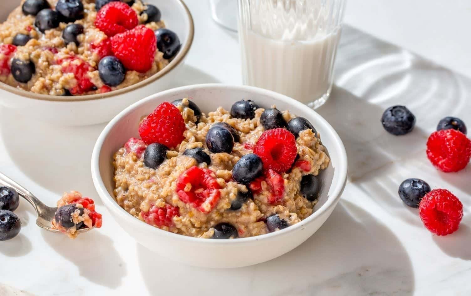 Slow Cooker Oat Porridge With Berries